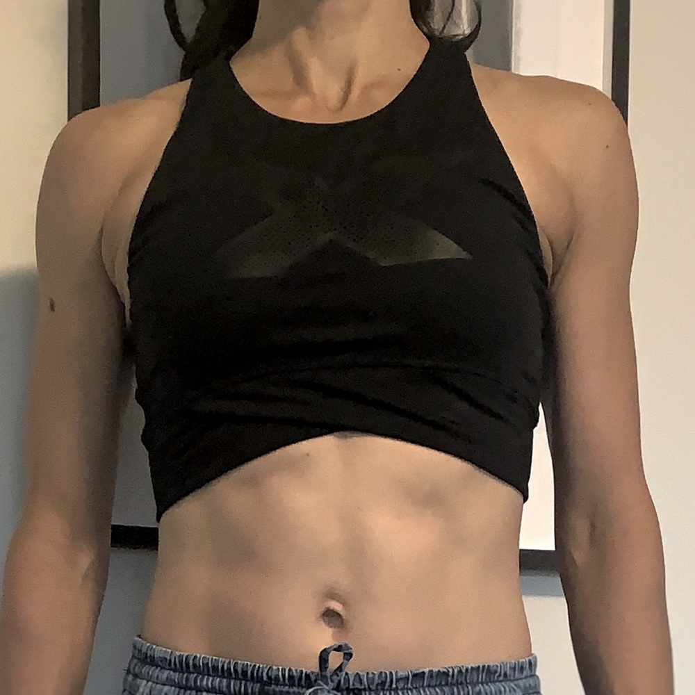 2XU crop tank or sports bra